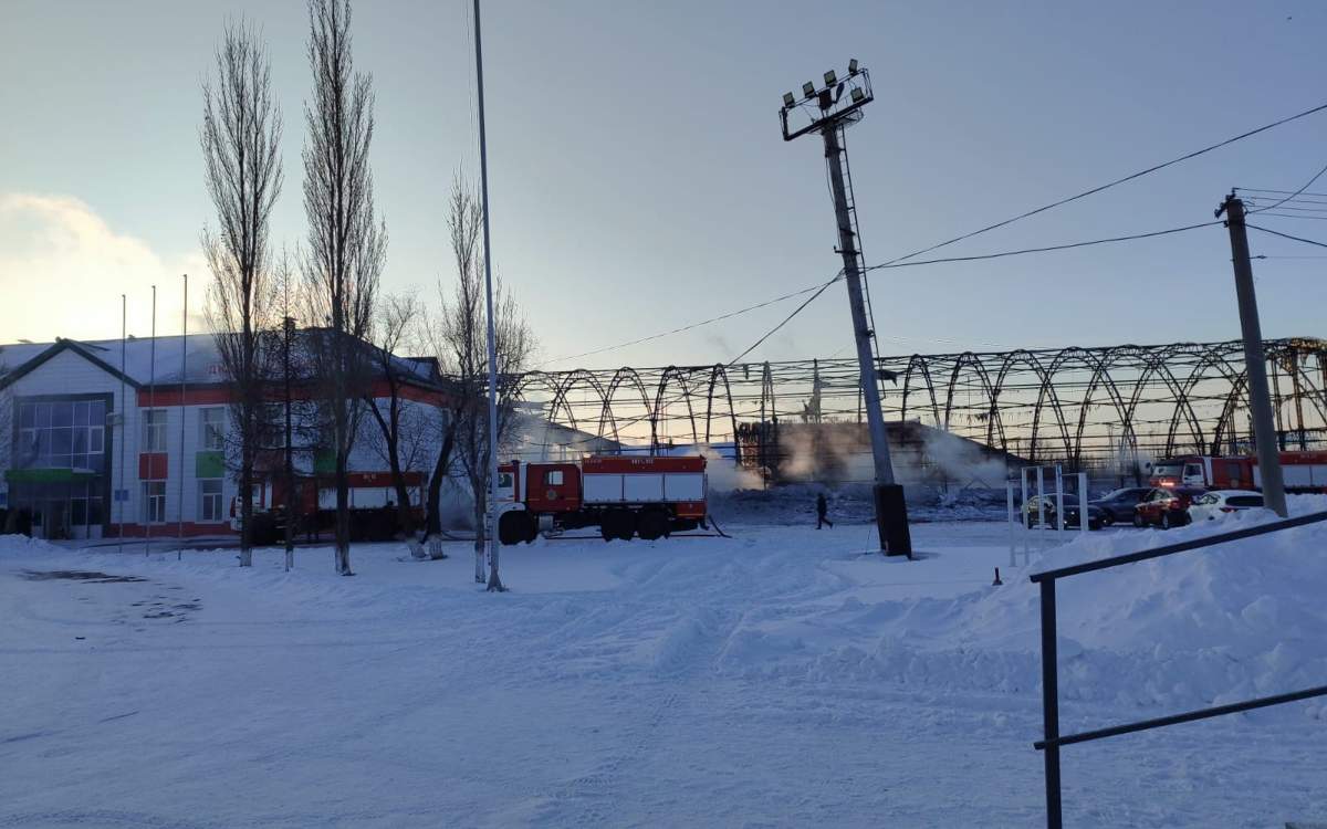 От-футбольного-манежа-остался-лишь-каркас:-в-Петропавловске-ликвидировали-пожар-на-стадионе