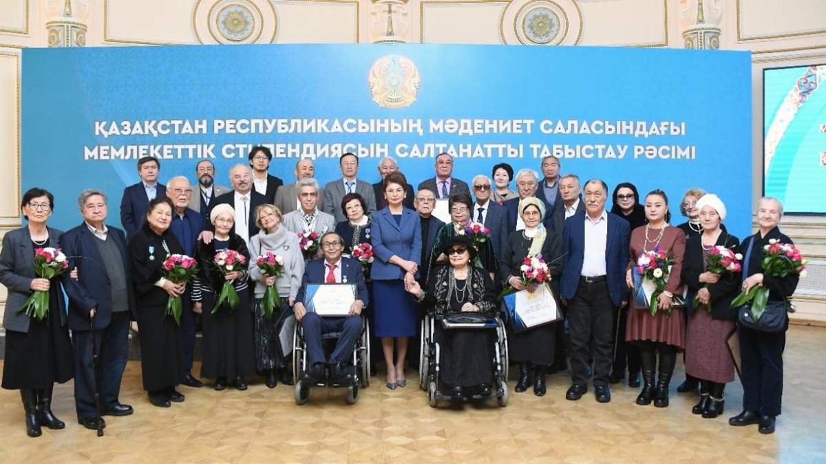 Аида-Балаева-вручила-госстипендии-деятелям-литературы-и-искусства-в-Алматы