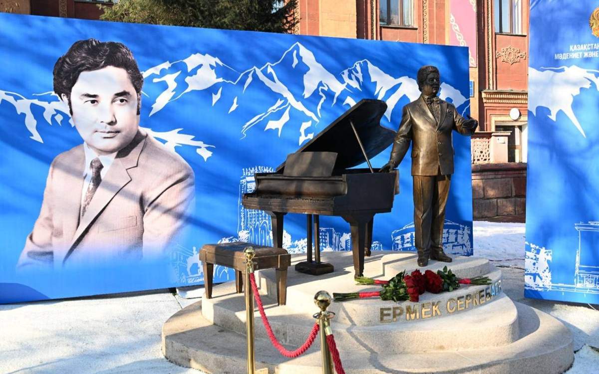 Памятник-Ермеку-Серкебаеву-открыли-в-Алматы