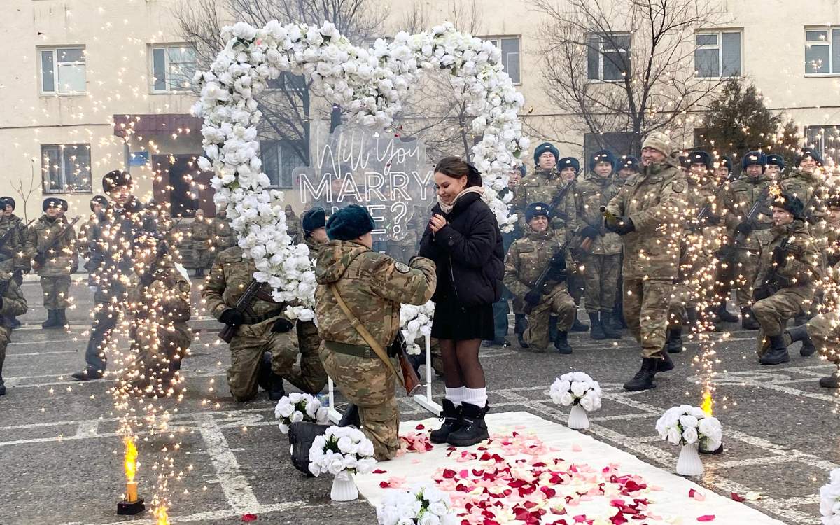 Предложение-руки-и-сердца-в-день-военной-присяги-сделал-гвардеец-в-Шымкенте