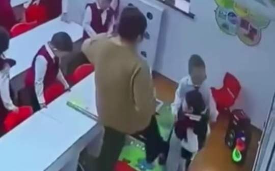 Воспитатель-детсада-пнула-ребенка-в-Атырау:-начато-досудебное-расследование
