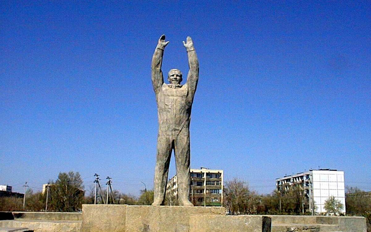 Гагарин-на-Байконуре-—-памятник,-
созданный-солдатом-Советской-армии