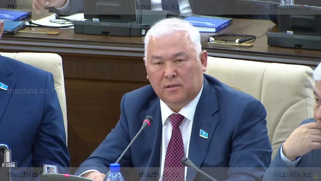 Кредиты-в-пяти-разных-банках-за-один-день-оформили-мошенники-на-казахстанца-—-депутат