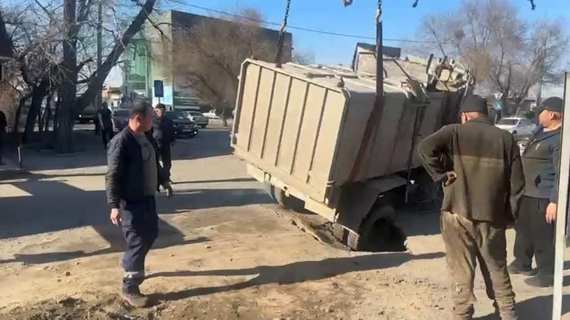 В-Семее-мусоровоз-провалился-колесом-в-асфальт