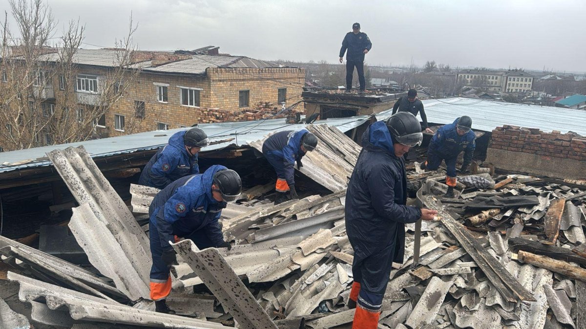 Кровлю-с-нескольких-зданий-снесло-из-за-штормового-ветра-в-Карагандинской-области