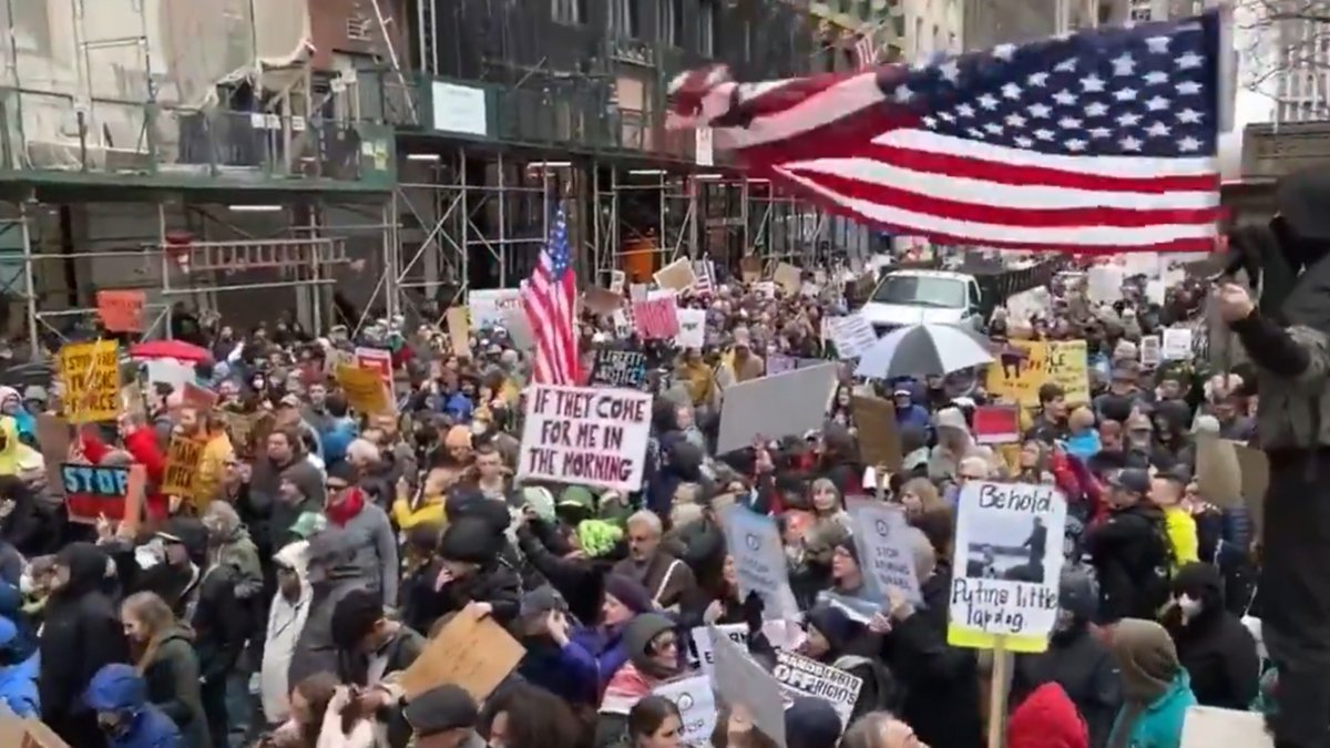 Первые-массовые-протесты-прошли-в-США-после-возвращения-Трампа-в-Белый-дом