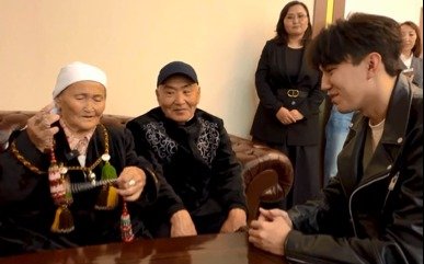 87-летняя-мастерица-из-Мангистау-вручила-Димашу-Кудайбергену-особый-подарок