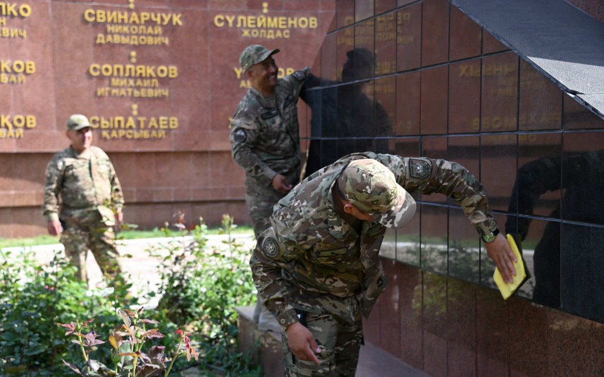 Военнослужащие-Шымкента-привели-в-порядок-мемориал-«Даңқ»