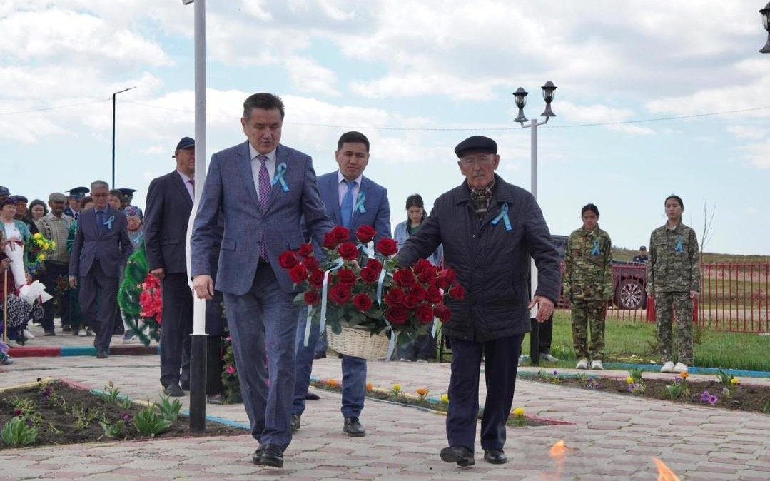 Аким-ВКО-отдал-дань-памяти-родине-трех-Героев-Советского-Союза