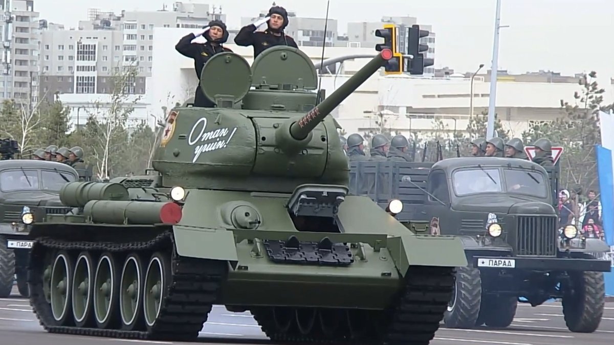 Легендарный-танк-Т-34-и-«Катюшу»-продемонстрировали-на-параде-в-Астане