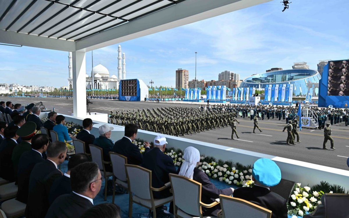 Кто-был-среди-почетных-гостей-парада-Победы-в-Астане