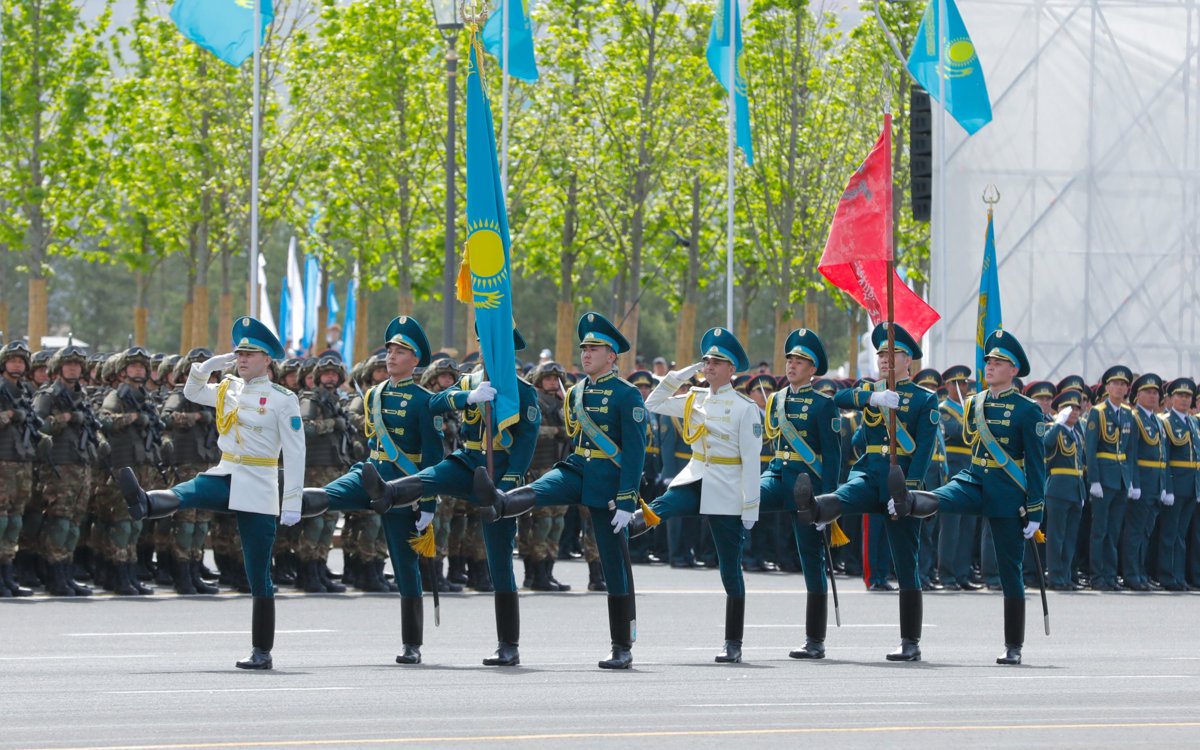 Государственный-флаг-и-Знамя-Победы-торжественно-вынесли-на-площадь-в-Астане