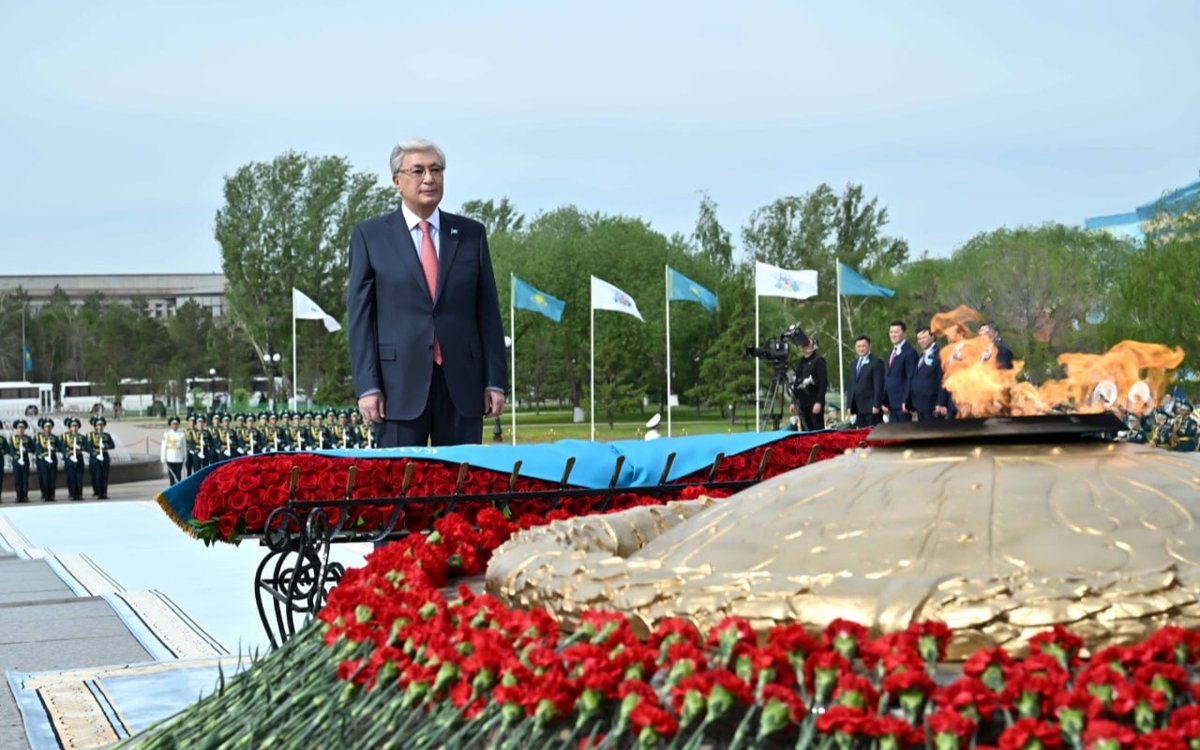Касым-Жомарт-Токаев-возложил-цветы-к-монументу-«Отан-Ана»