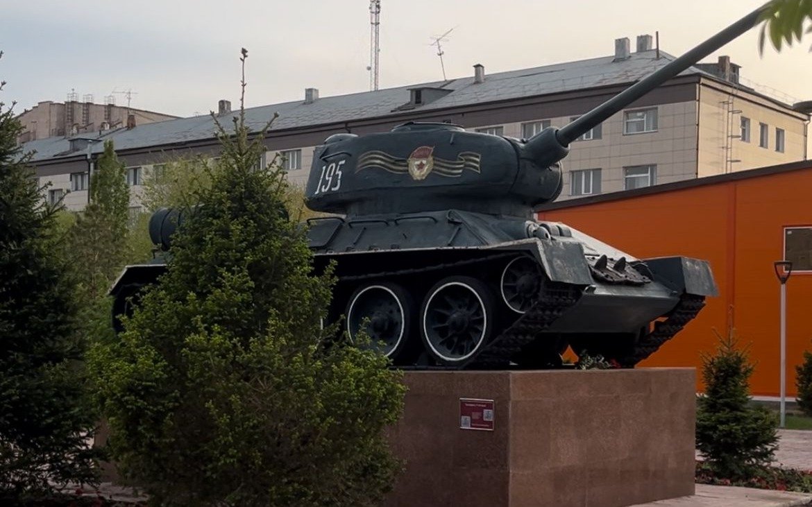 Символ-эпохи:-знаменитый-памятник-легендарному-танку-Т-34-в-Павлодаре