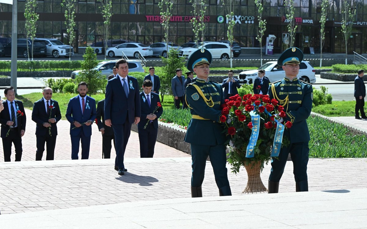 Председатель-Мажилиса-возложил-цветы-к-памятнику-Бауыржану-Момышулы