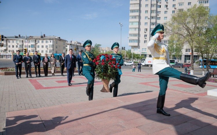 Государственный-советник-РК-почтил-память-Алии-Молдагуловой