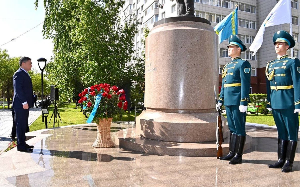 Олжас-Бектенов-возложил-цветы-к-памятнику-Талгату-Бегельдинову