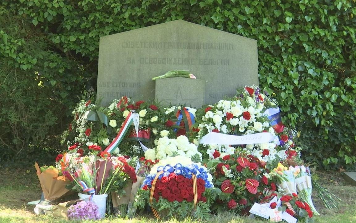 В-Брюсселе-возложили-цветы-к-памятнику-погибшим-во-время-войны