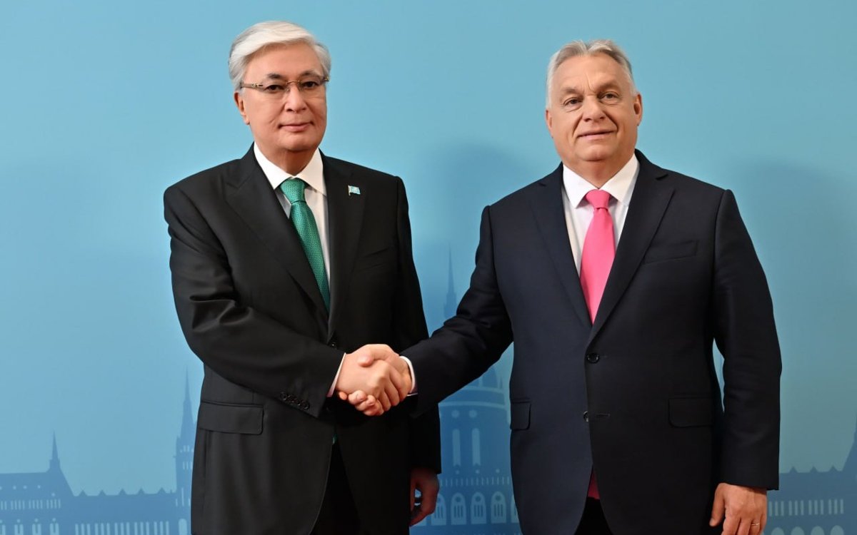 Касым-Жомарт-Токаев-прибыл-в-павильон-vаrkert-bazar-в-Будапеште