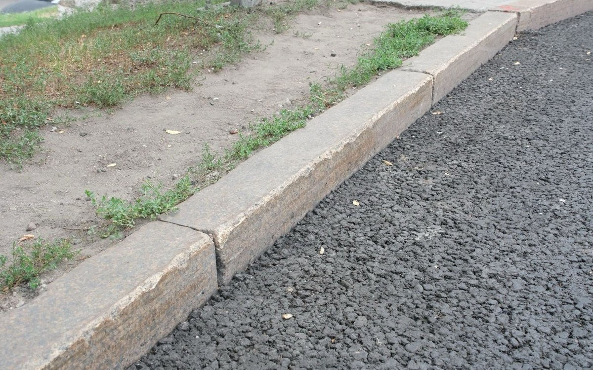 В-Алматы-при-строительстве-brt-заменят-только-поврежденные-бордюры