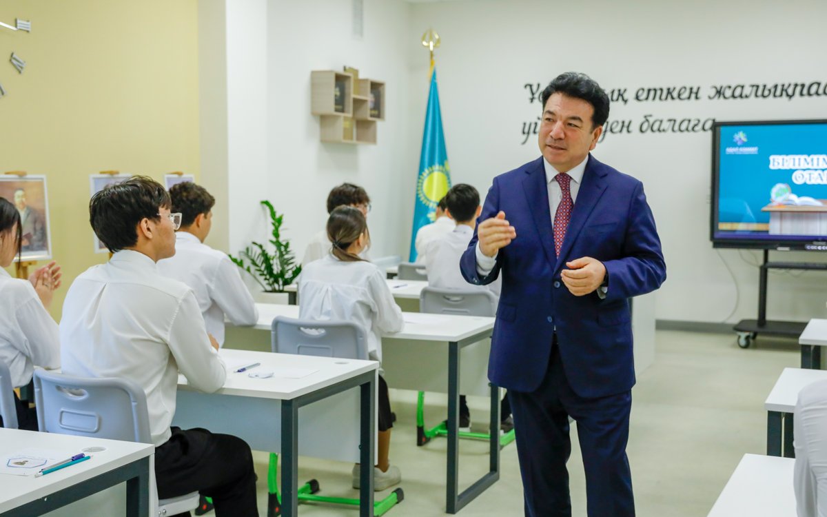 Гани-Бейсембаев-провёл-классный-час-для-столичных-школьников