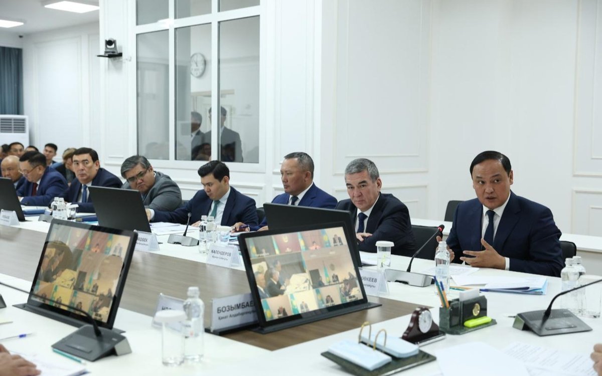 Развитие-южных-регионов-обсудил-Канат-Бозумбаев-с-акимами-областей-и-Шымкента-в-Таразе