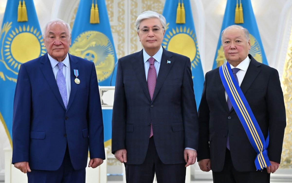 Президент-вручил-госнаграды-Равилю-Чердабаеву-и-Серику-Токпанову