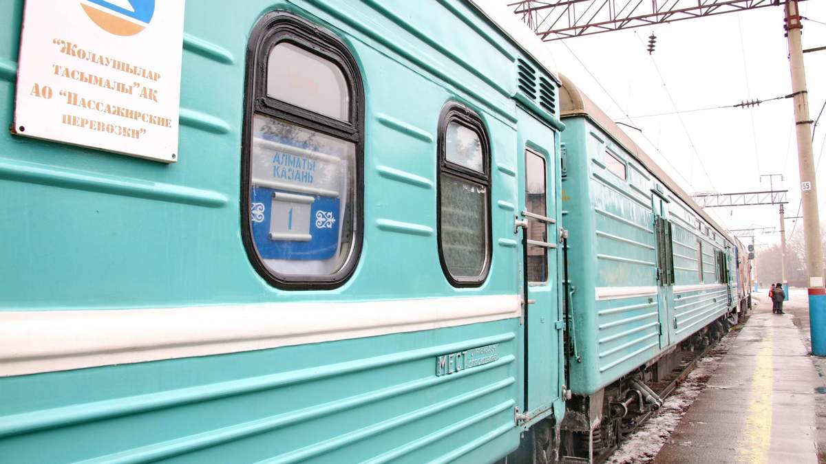 КТЖ-уволило-проводников-за-незаконную-продажу-мест-и-курение-в-поезде