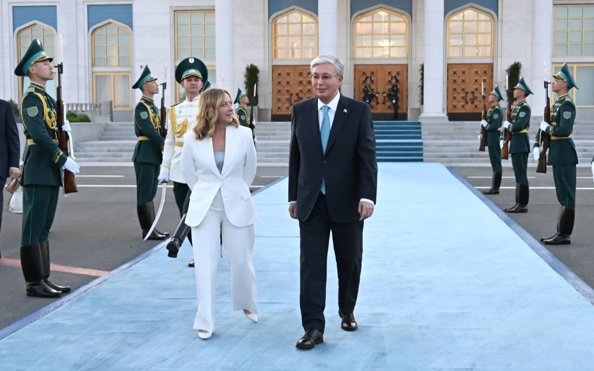 Касым-Жомарт-Токаев-проводил-Премьер-министра-Италии-Джорджу-Мелони-в-аэропорту-Астаны