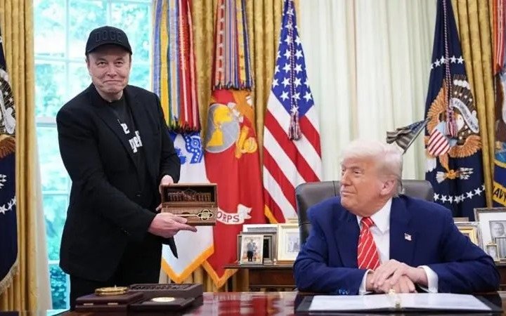 Золотой-ключик-и-синяк-под-глазом:-Трамп-попрощался-с-Илоном-Маском