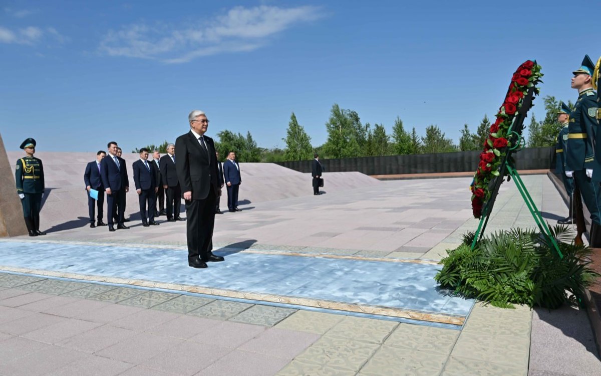 Касым-Жомарт-Токаев-посетил-музейно-мемориальный-комплекс-«АЛЖИР»