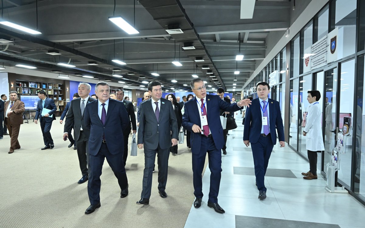 Инновационные-разработки-farabi-hub-показали-казахстанским-и-узбекским-парламентариям