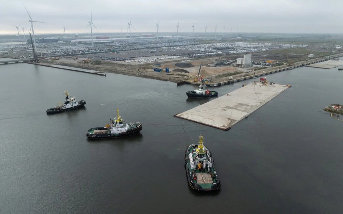 Крупная-часть-тоннеля-из-бетона-в-60-тонн-буксируется-по-Северному-морю