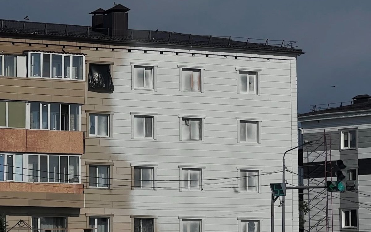 Окна-вместе-с-домом-закрасили-рабочие-в-Костанае