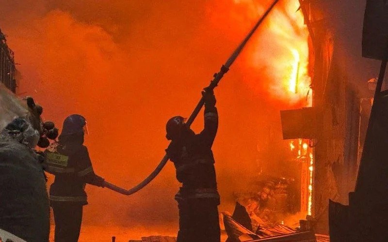 ЖК-«Семь-бочек»-горит-в-Астане