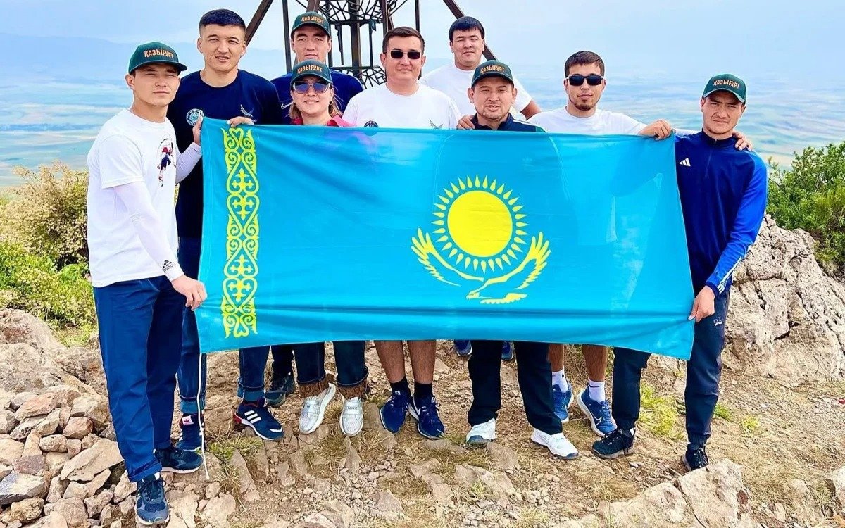 Государственный-флаг-водрузили-на-высоту-1768-метров-в-Туркестанской-области