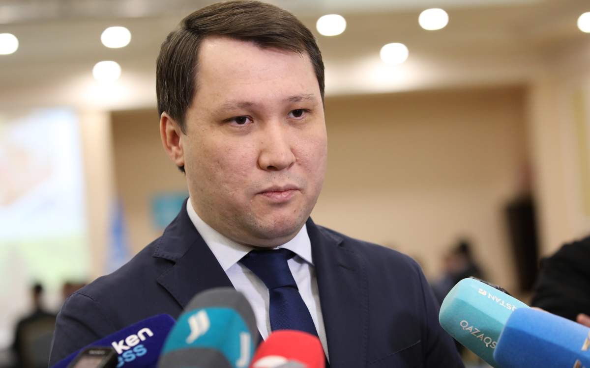 До-2-млн-гектаров-под-угрозой:-Казахстан-усилил-меры-против-саранчи