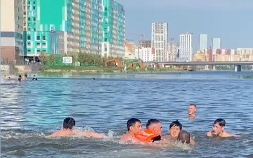 11-летнего-мальчика-спасли-на-пляже-в-Астане