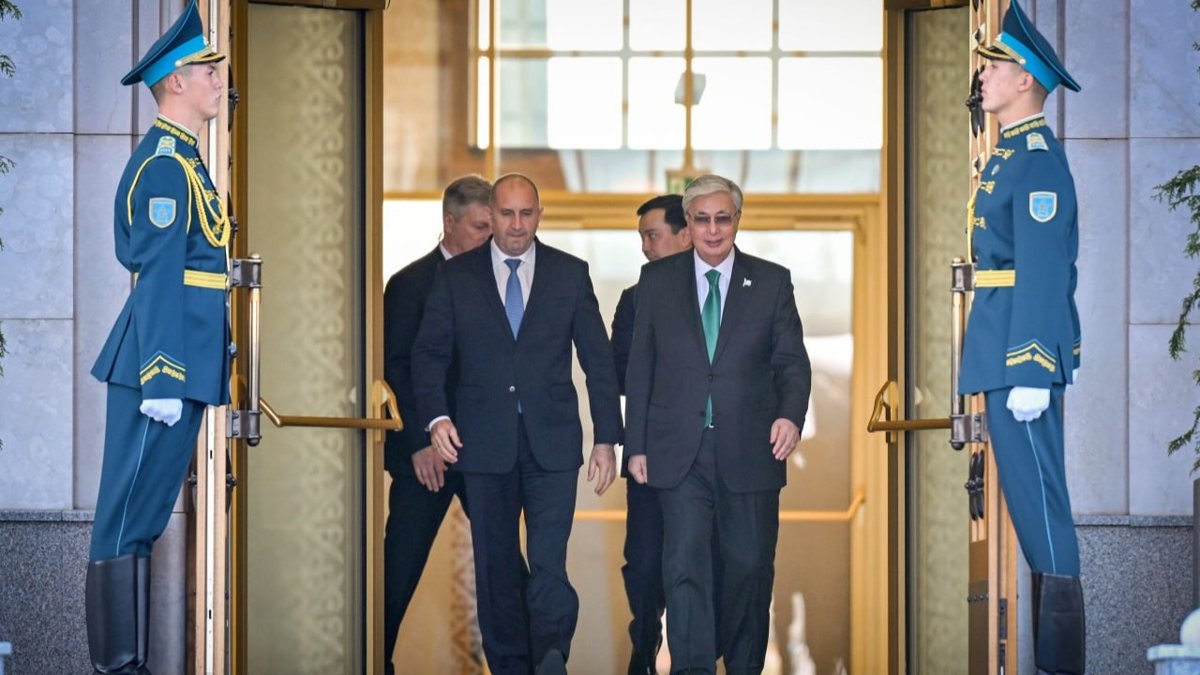 Касым-Жомарт-Токаев-проводил-Президента-Болгарии-Румена-Радева-в-аэропорту-Астаны