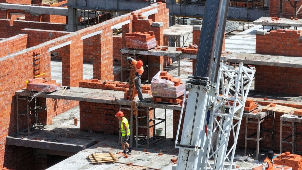 Иностранцам-в-Казахстане-разрешат-сезонно-работать-на-стройках-и-в-сфере-обслуживания
