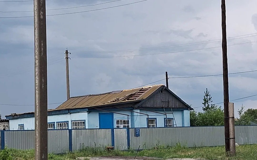 Град-и-ураган-повредили-дома-в-селе-Большой-Изюм-в-СКО