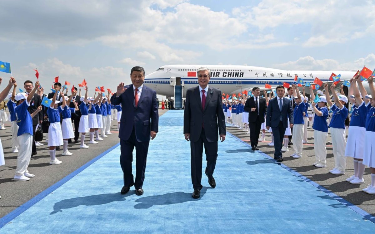 Касым-Жомарт-Токаев-встретил-Си-Цзиньпина-в-аэропорту-Астаны