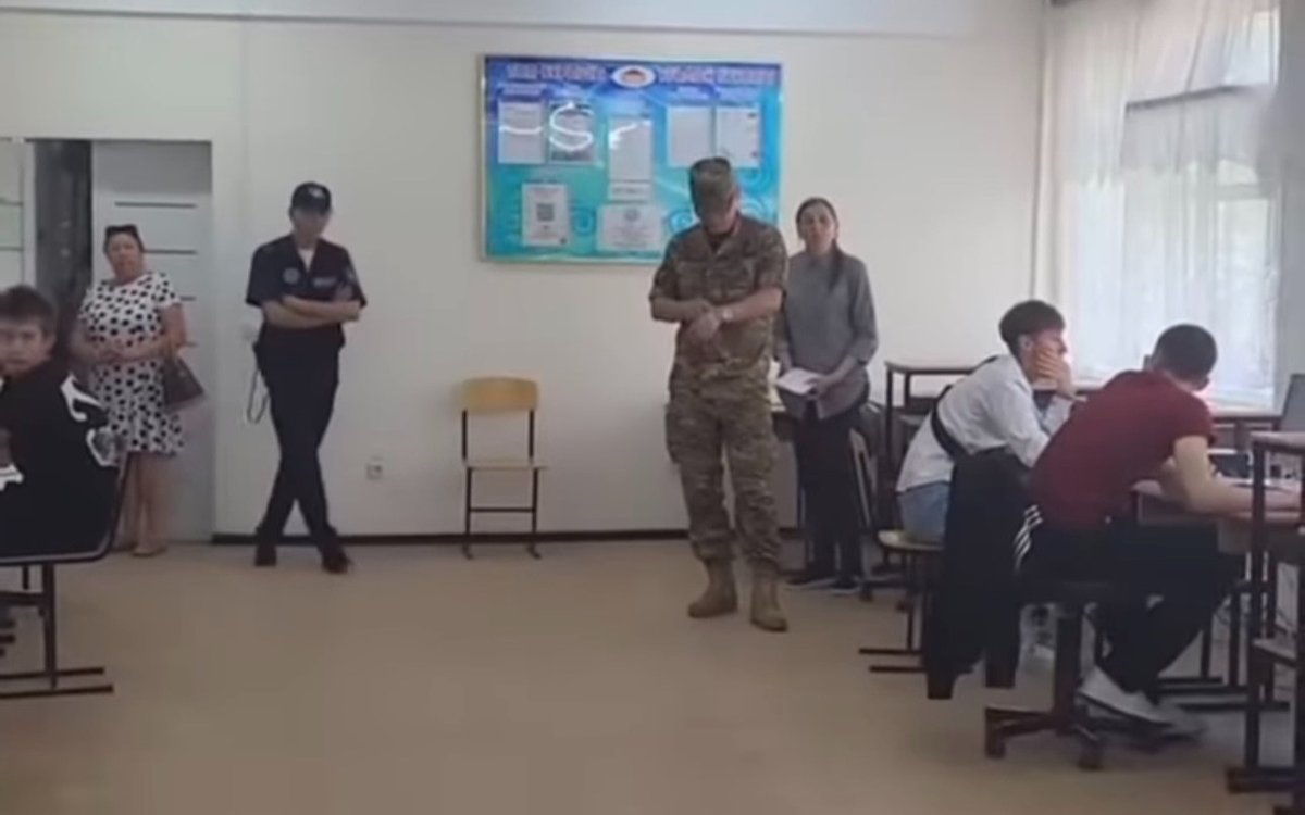 Студентов-костанайского-колледжа-доставили-в-военкомат-во-время-экзаменов