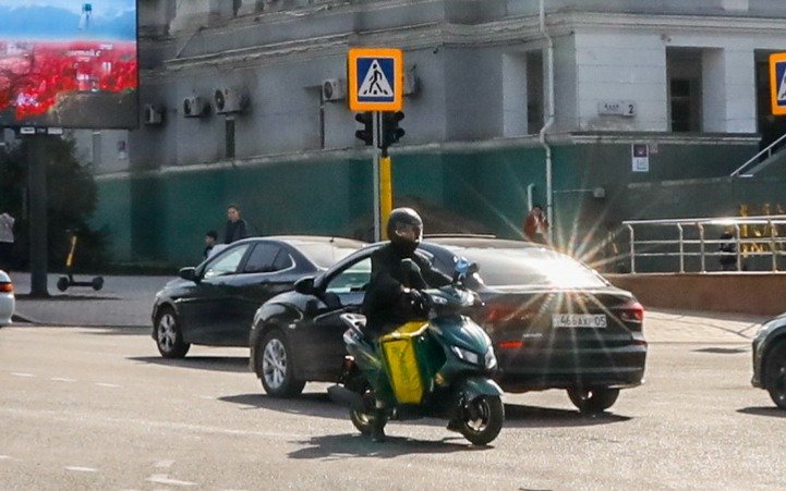 В-Алматы-95%-мопедистов-уже-имеют-номера-и-права-—-полиция