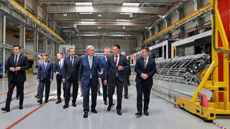 Президент-посетил-завод-stadler-kazakhstan