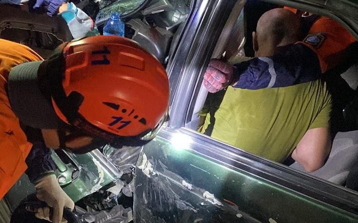 В-Алматинской-области-спасли-мужчину-из-зажатого-авто-после-ДТП