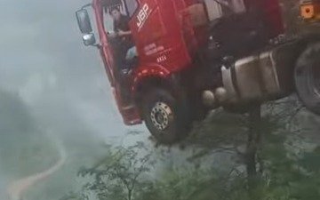 ЧП-в-Китае:-водитель-завис-на-части-обрушившегося-моста