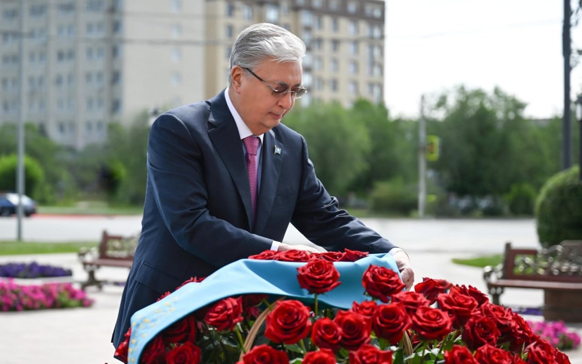 Глава-государства-возложил-цветы-к-Мемориальному-комплексу-Алии-Молдагуловой