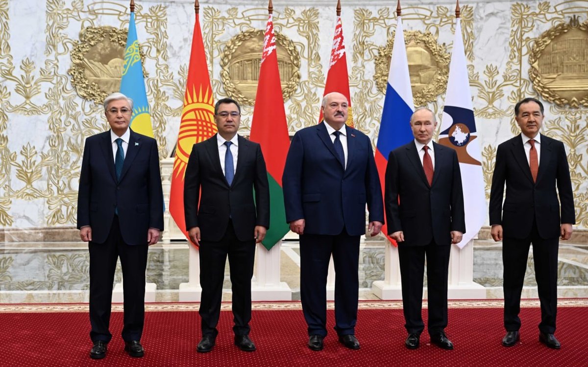 Главы-государств-ЕАЭС-сделали-совместное-фото-перед-саммитом