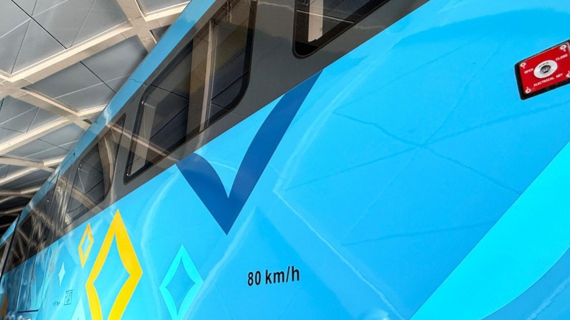 В-Астане-на-вагонах-lrt-удалили-граффити-с-помощью-специальных-средств